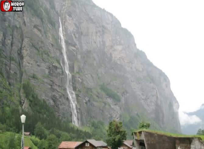 Video :At the base of a 20-meter cliff, he discovers a stranger's iPhone and looks for its owner